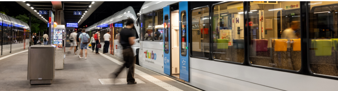 Man sieht einen Thurbo-Zug und ein Bahnhofsperron.